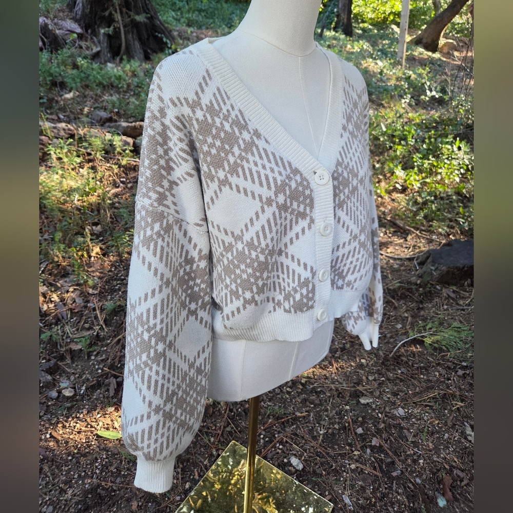 Hollister Large Beige and White Patterned Cardigan Sweater - Picture 3 of 6